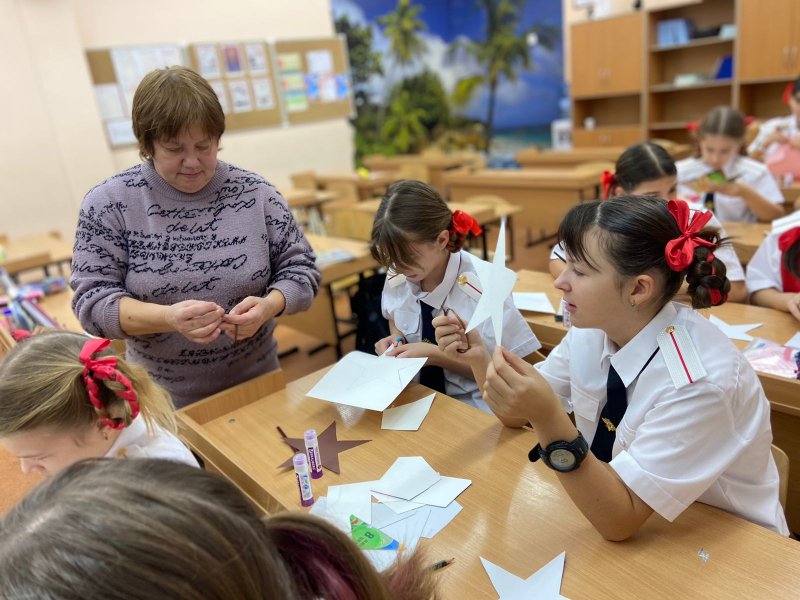 В Геленджике общественники и полицейские организовали новогодний мастер-класс для учащихся «полицейских классов»